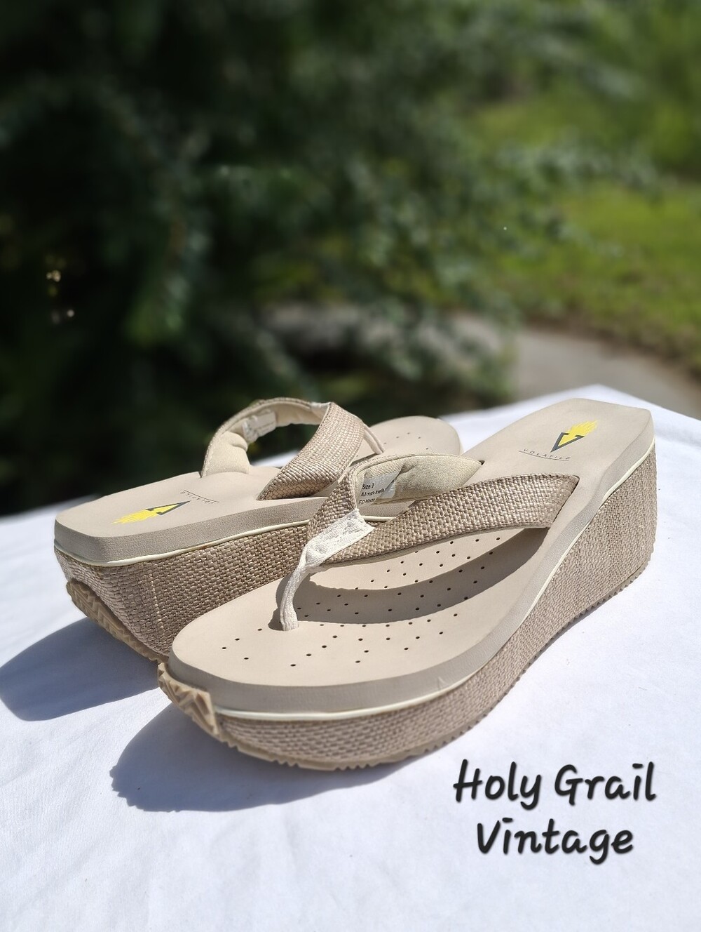Volatile Women's Tan Island Wedge Chunky Thong Platform Sandals Flip-Flops Sz 9